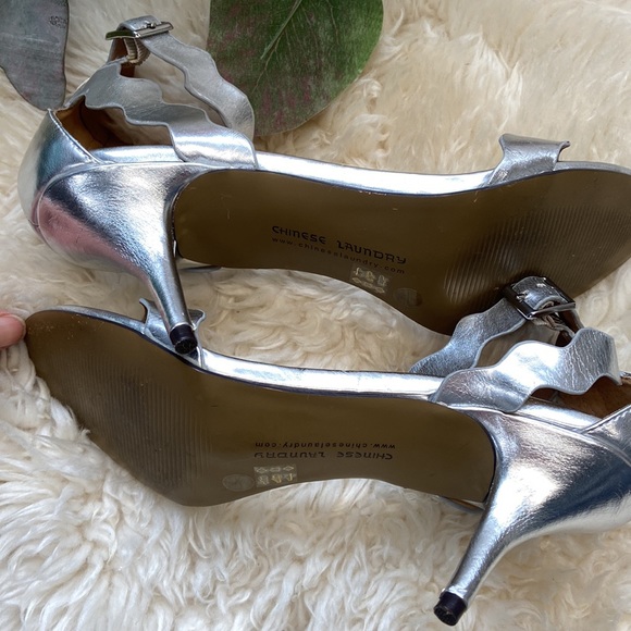 Chinese Laundry silver Scalloped edge heels - Picture 6 of 10